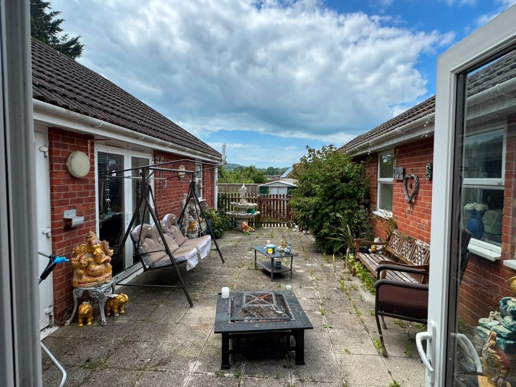 Lot: 172 - SUBSTANTIAL FREEHOLD 22-BEDROOM FORMER CARE HOME WITH POTENTIAL - Courtyard